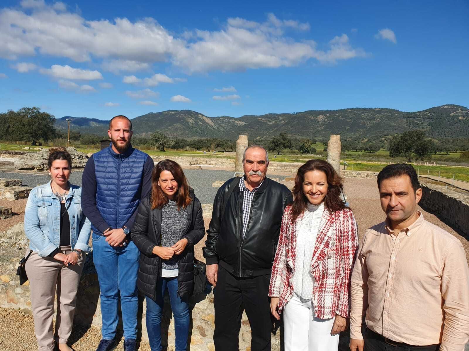 Visita de la delegada de turismo, María Ángeles Muriel, a Aroche.
