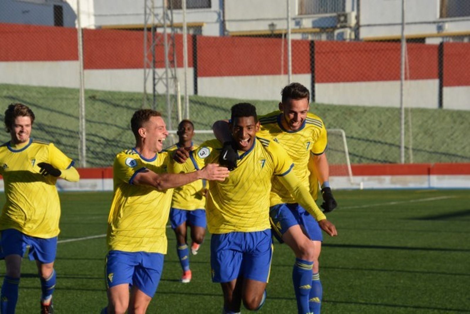 Seth Vega celebra su gol junto a Duarte (i), Jordi Tur y Javi Navarro.