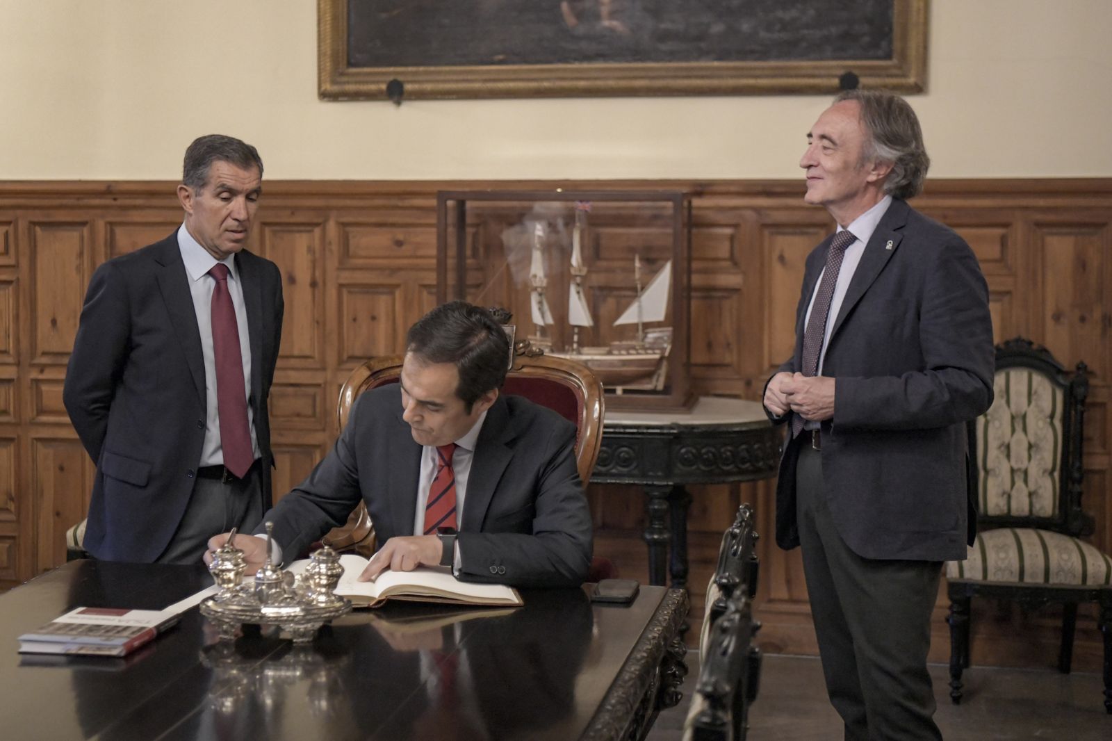 El consejero de Justicia, Administración Local y Función Pública de la Junta de Andalucía, José Antonio Nieto, con el presidente del TSJA, Lorenzo del Río