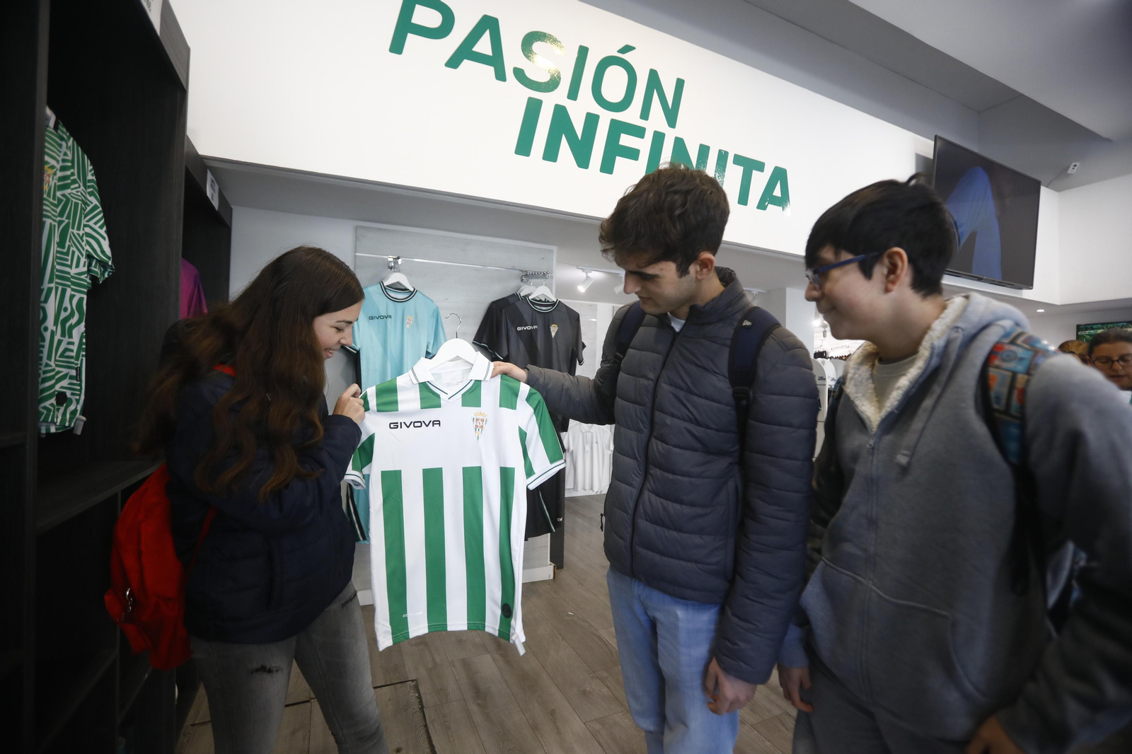 La venta de las equipaciones del Córdoba CF de esta temporada, en imágenes