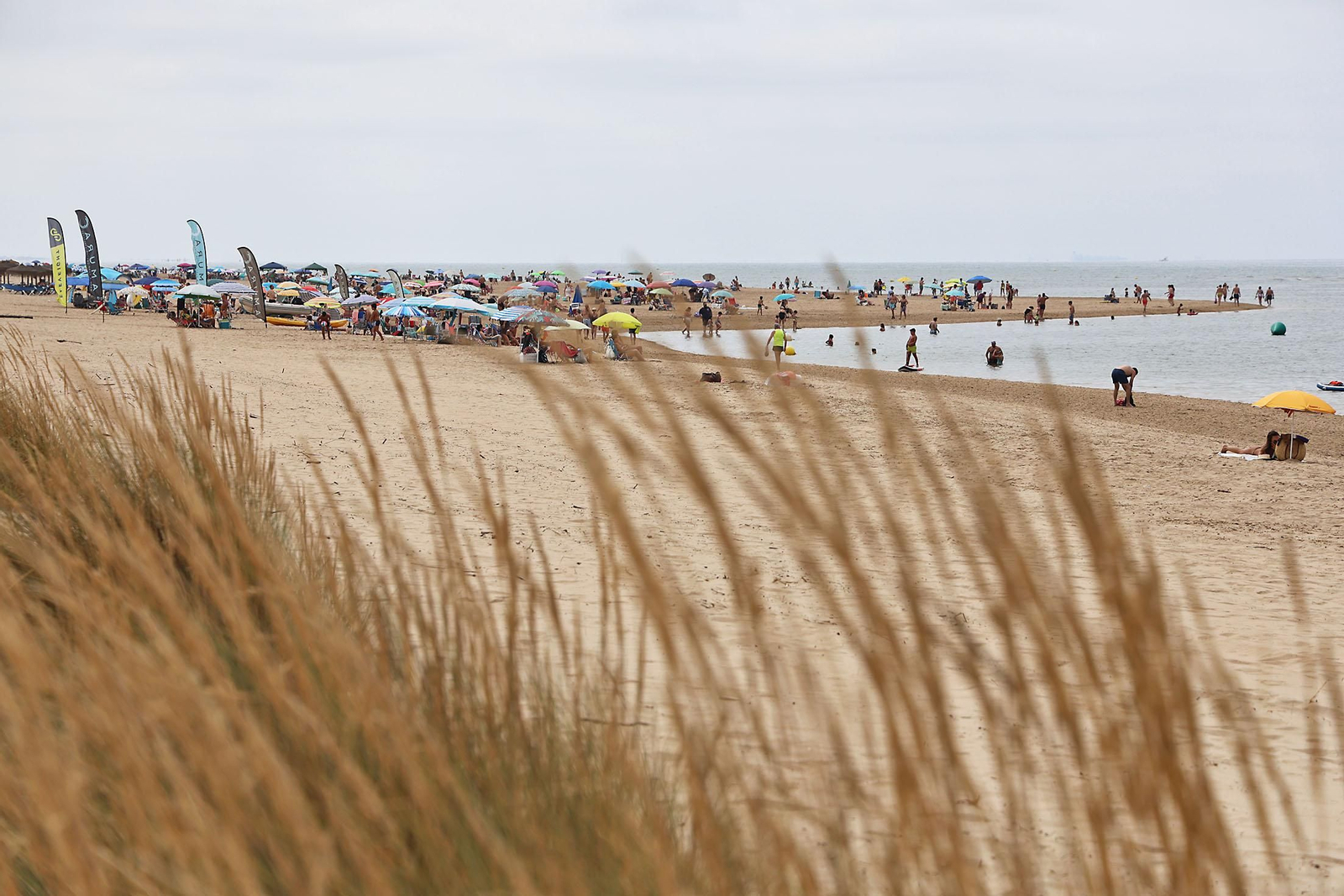 Imágenes del ambiente en las playas de Huelva en la mañana de domingo