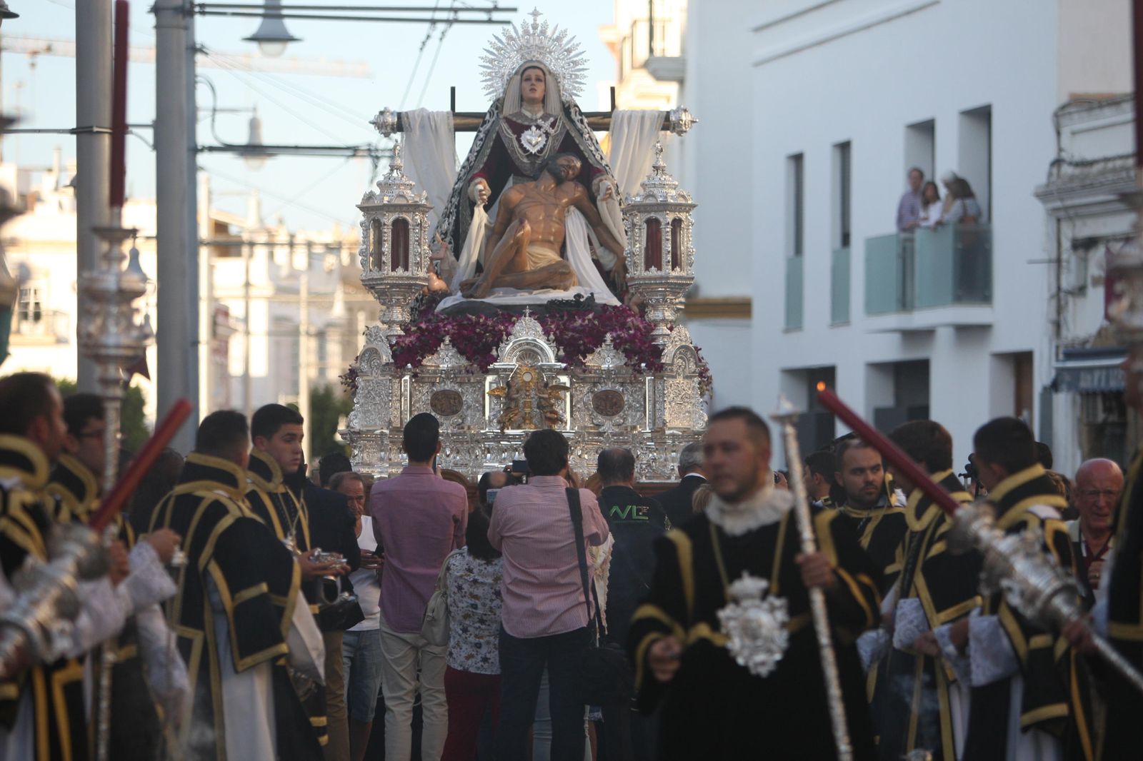 El paso de misterio de la Caridad enfila la calle Real.