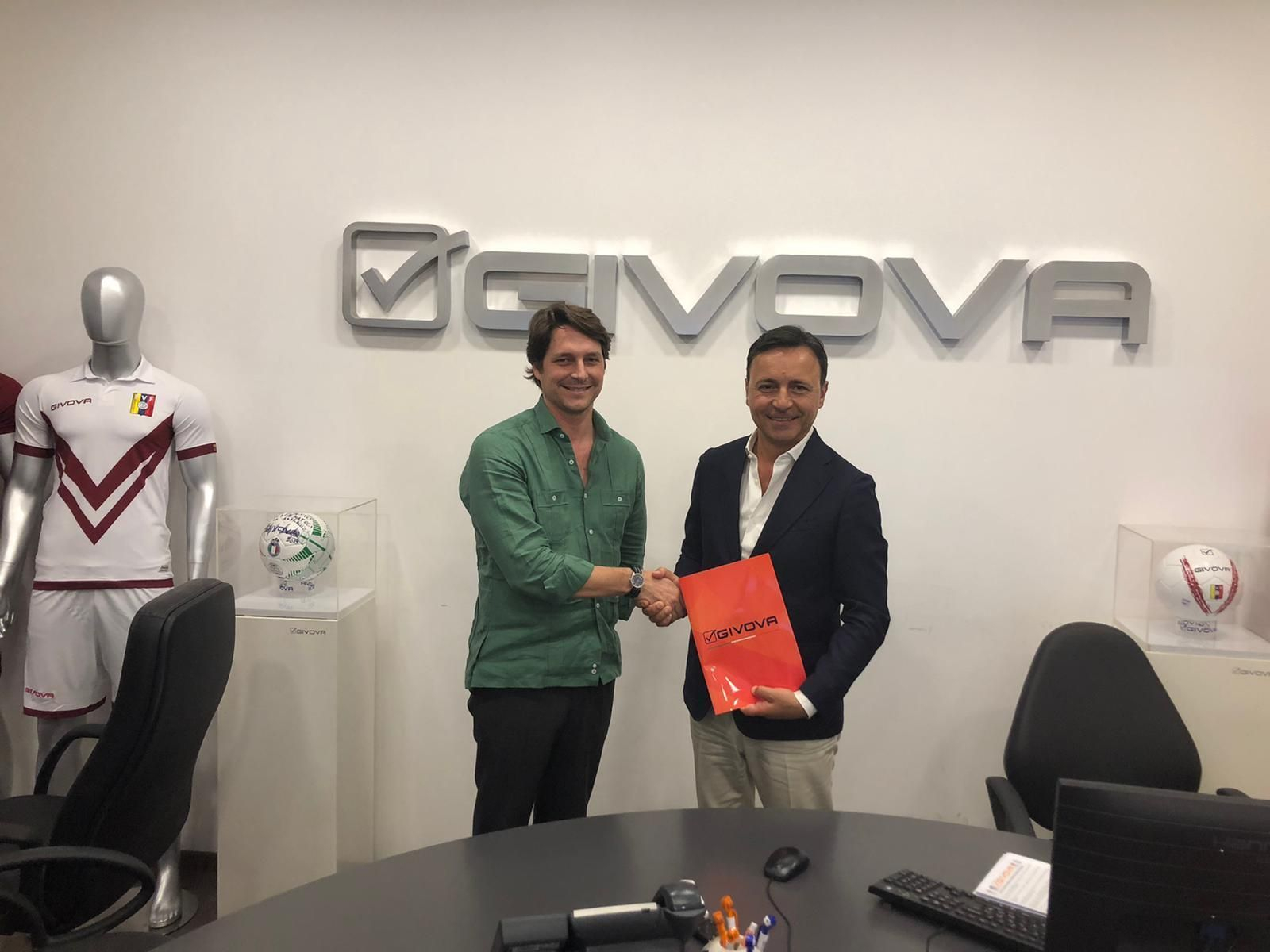 El consejero Adrián Fernández-Romero, junto a Giovanni Acanfora, presidente de Givova en la sede de la marca.