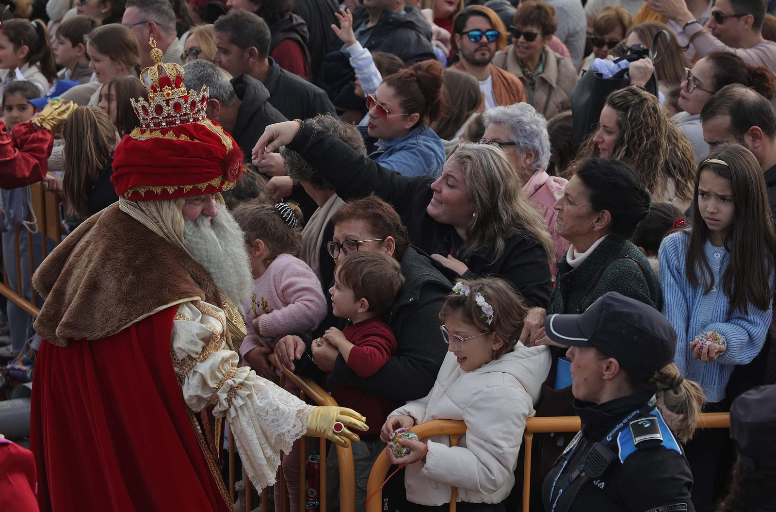 Búscate en las fotos del Arrastre de Latas 2025 en Algeciras