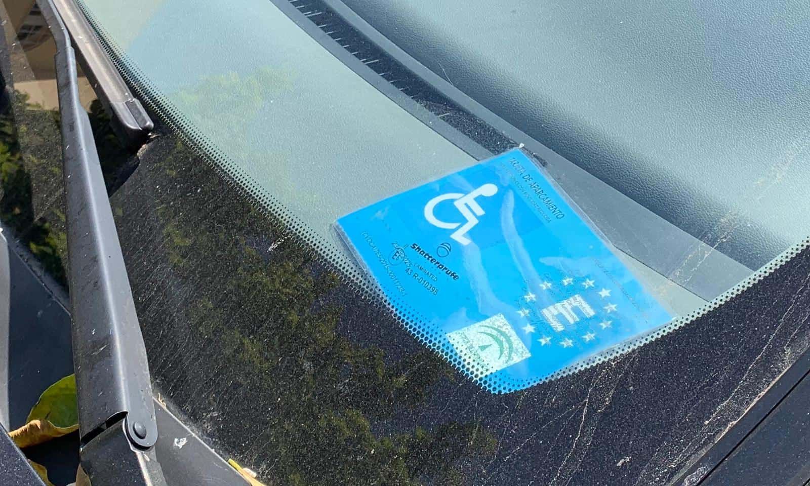 Una tarjeta para personas con movilidad reducida.