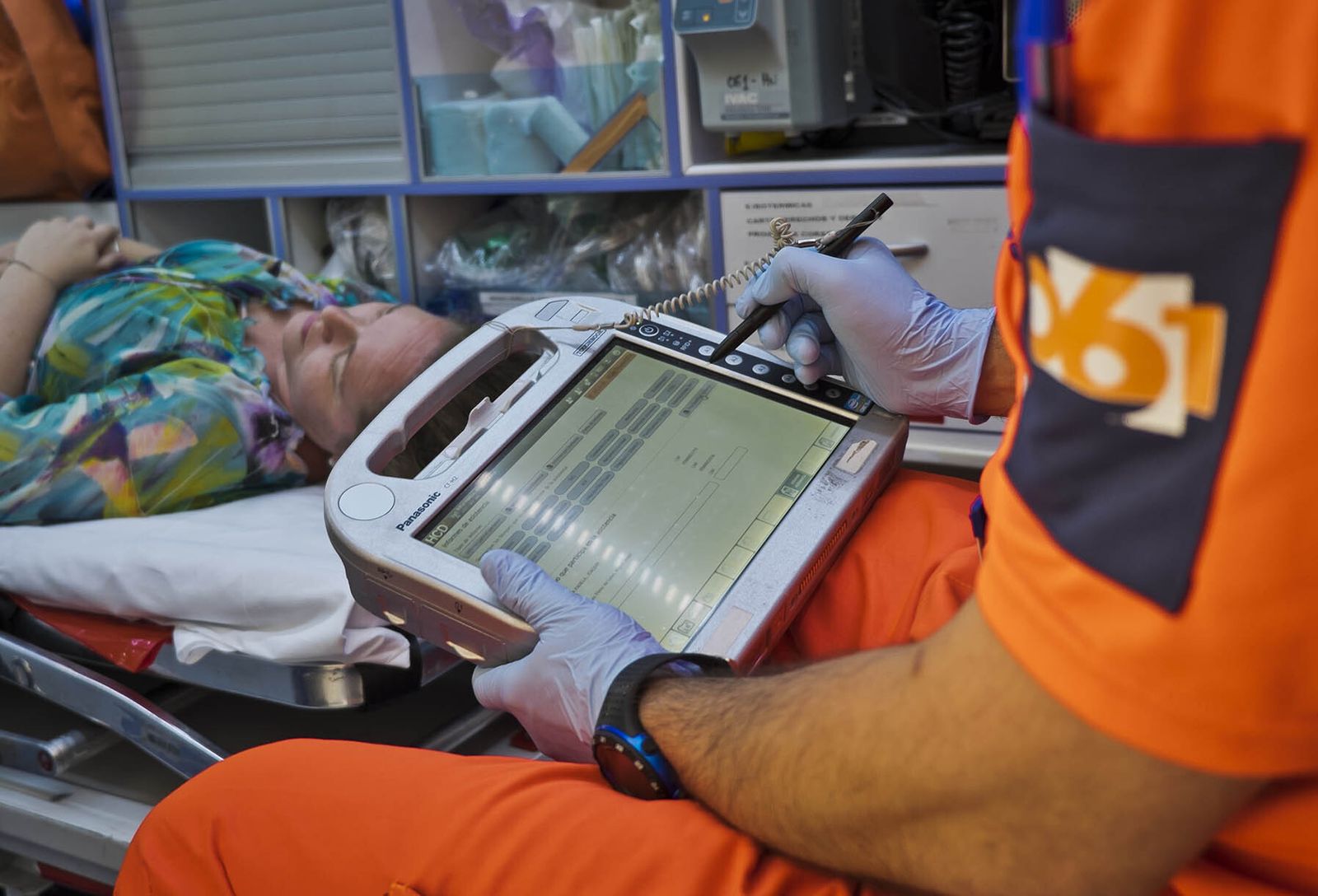 Personal del 061 asiste a una mujer.