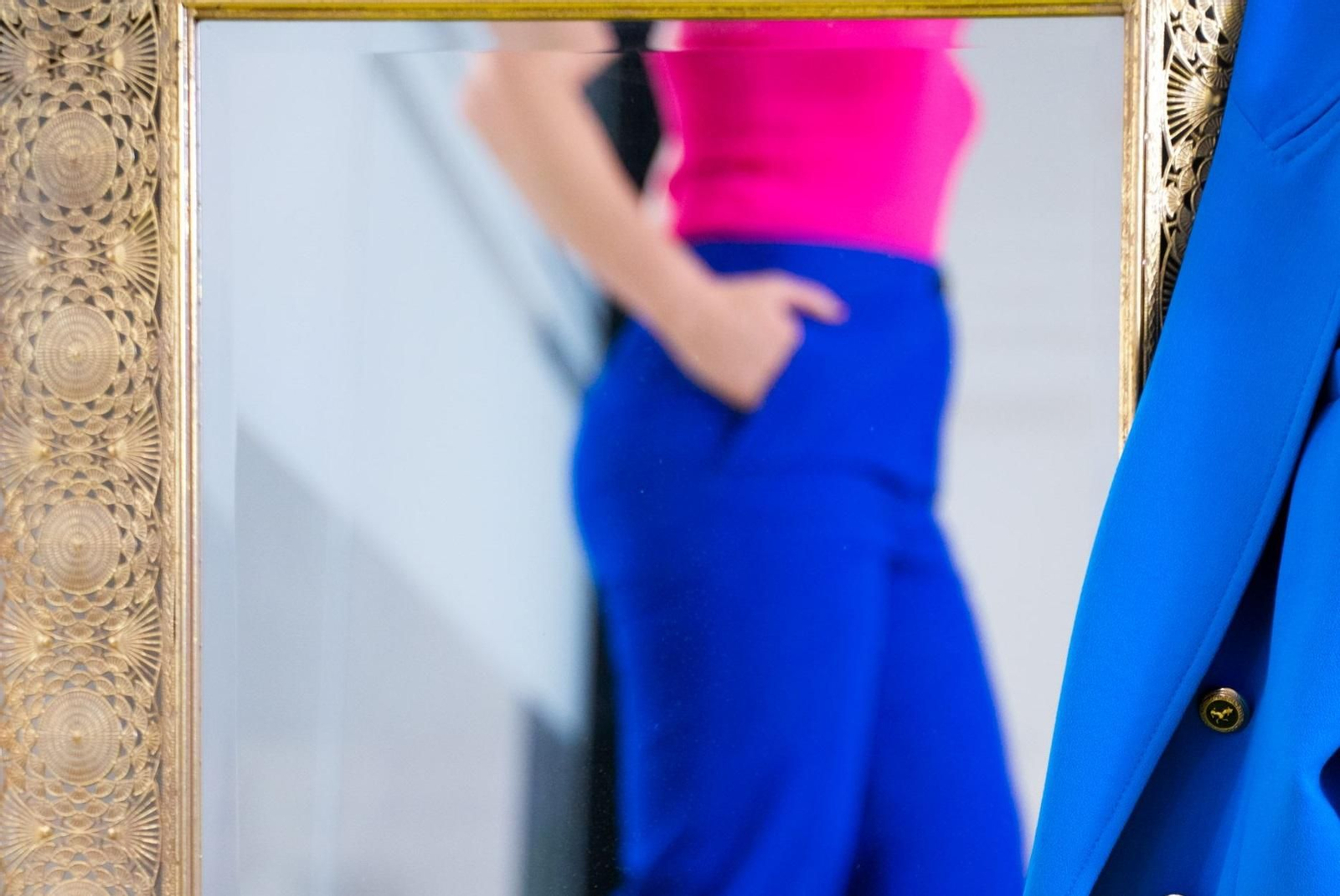 Una mujer frente a un espejo.