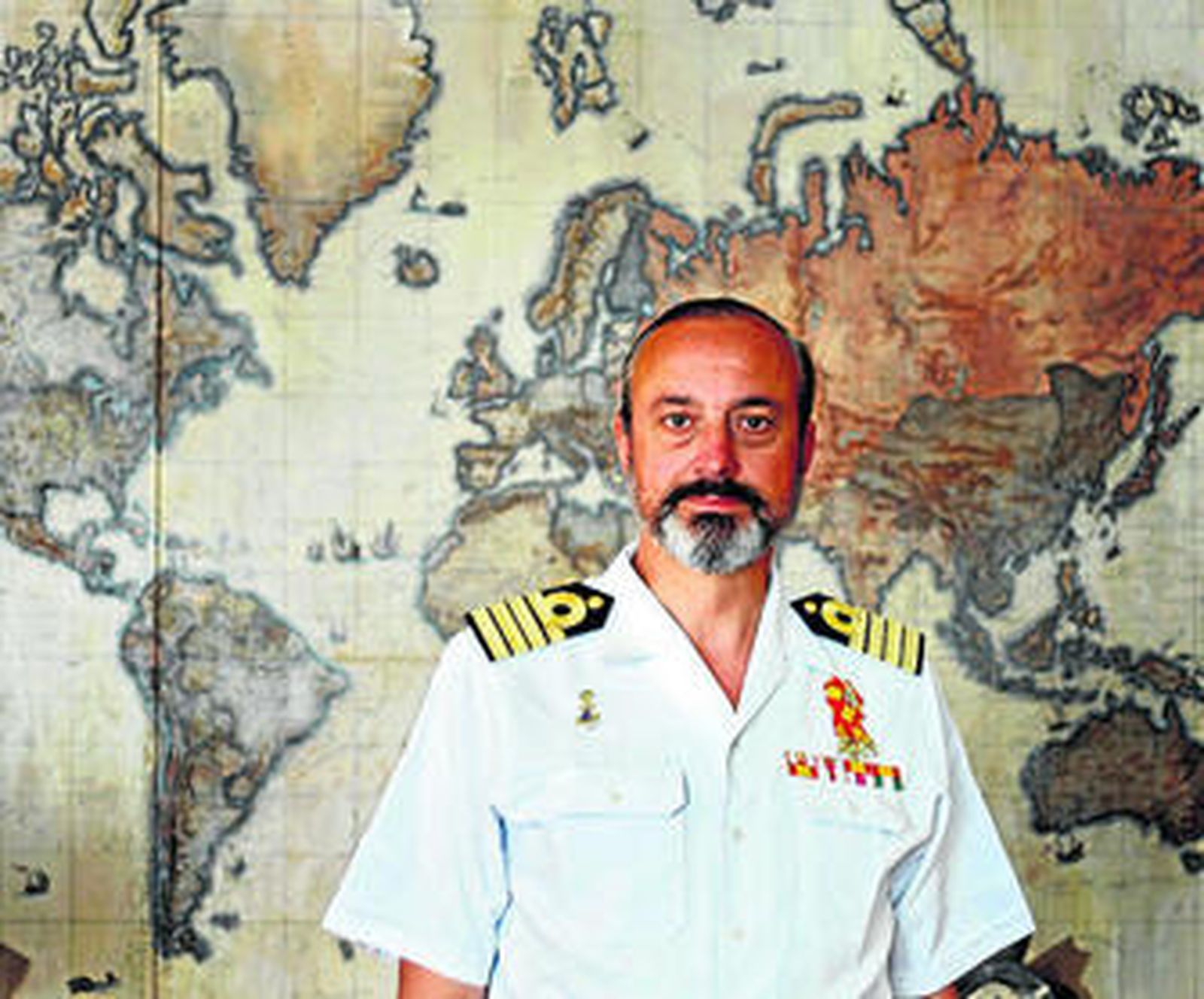 El director del Instituto Hidrográfico, José Ramón Fernández de Mesa, ante un gran mapa mundi.