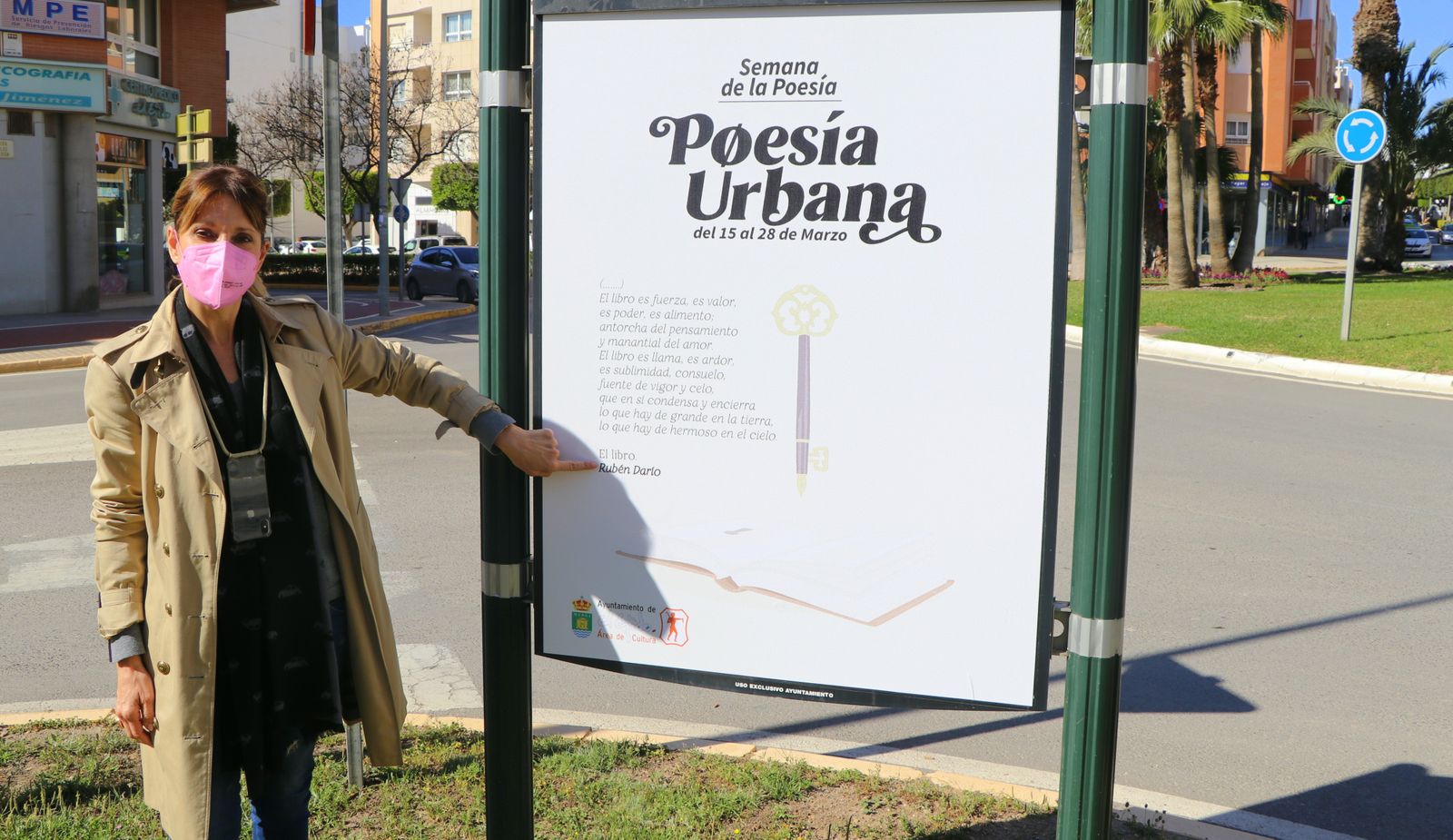 La concejala Julia Ibáñez junto al cartel de la Semana de la Poesía de El Ejido.