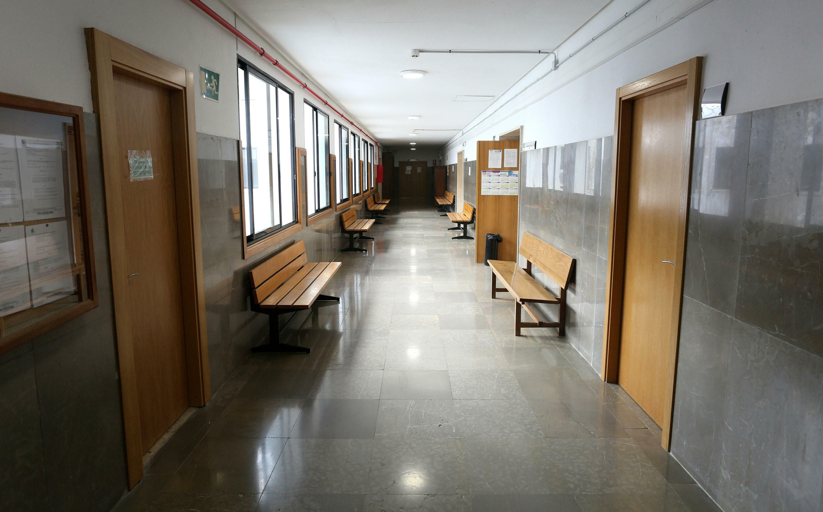 Uno de los pasillos del Palacio de Justicia de Huelva.