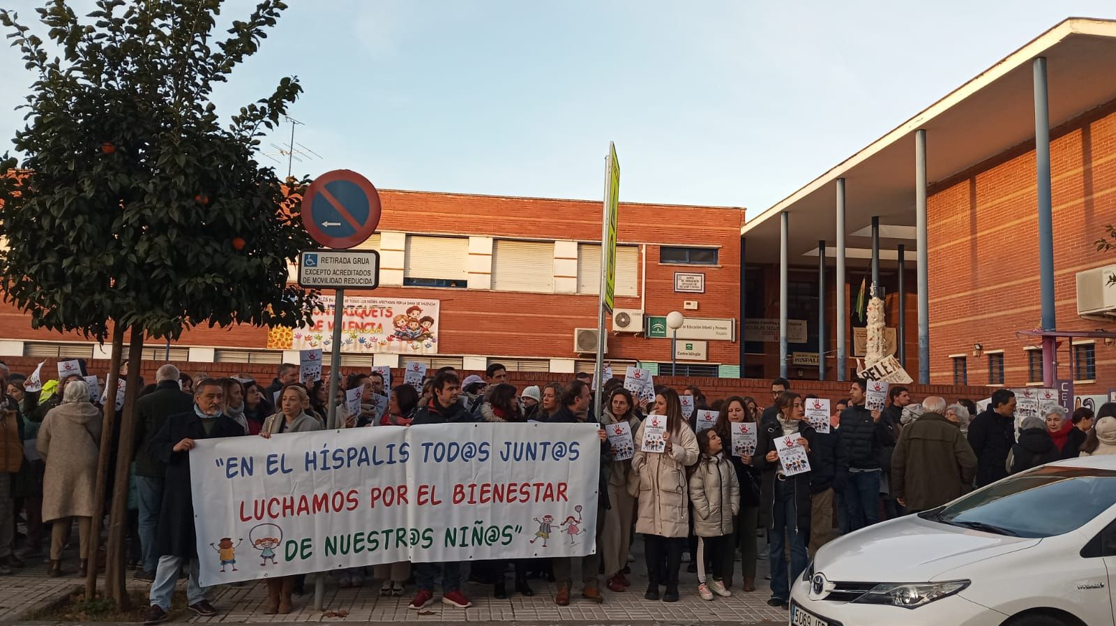 Protesta de familias en el CEIP Híspalis.