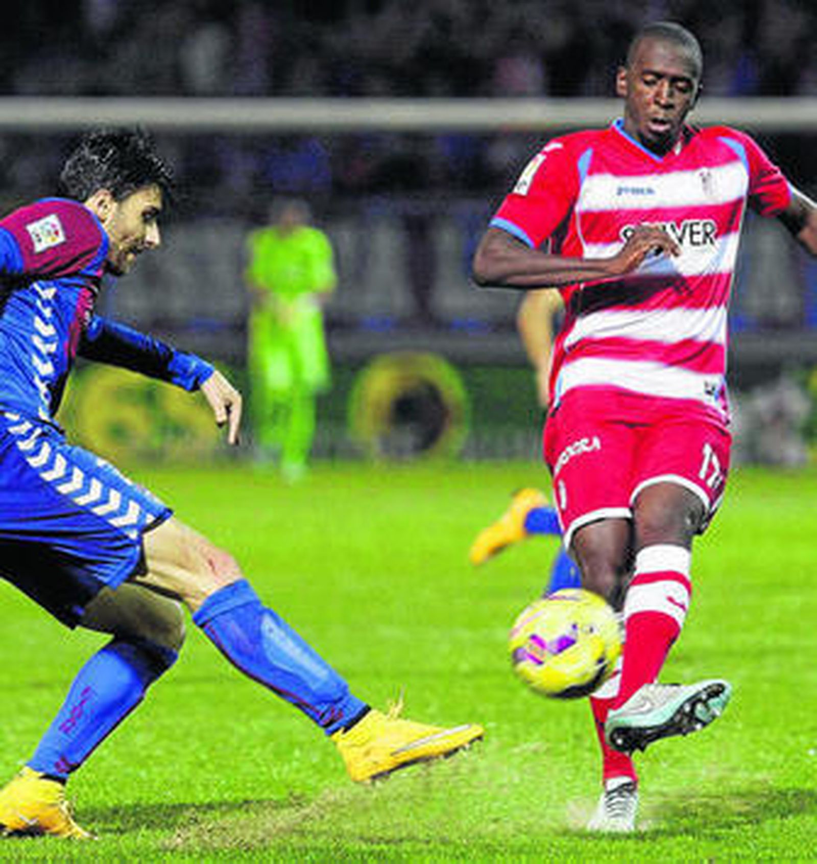 Sissoko controla el balón ante Capa, jugador del Eibar, en el transcurso del partido del pasado sábado.