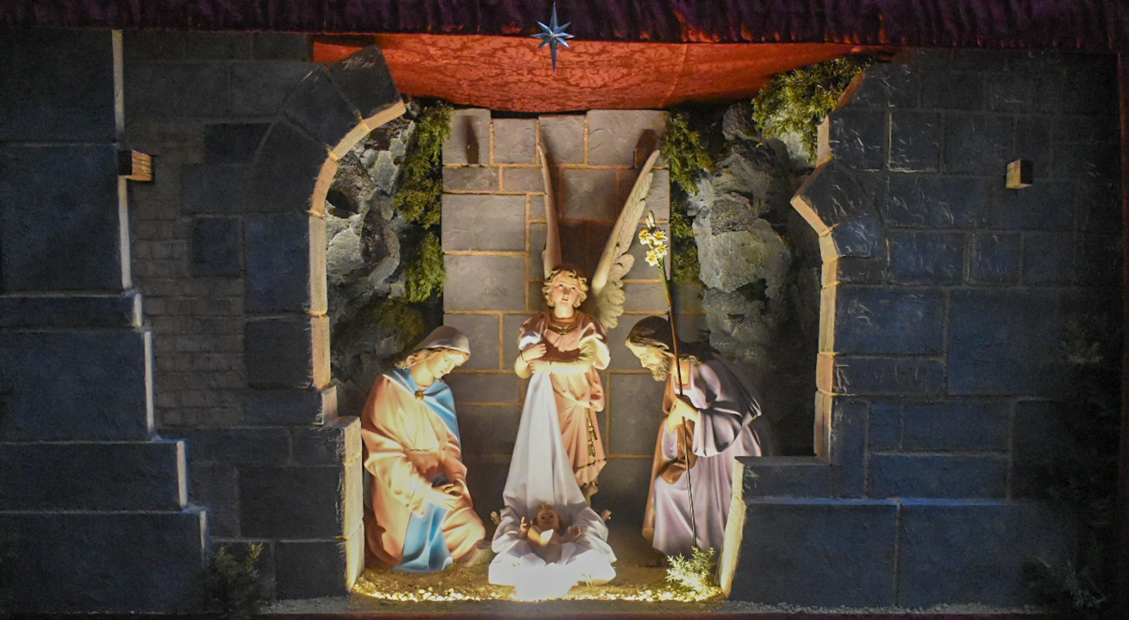 COFRADÍA NTRA. SRA. DE LAS ANGUSTIAS Y SAN NICOLÁS DE BARI Lugar: c/ Isabel la Catolica,  25 (Capilla del Caminito) Laborables: 17.00 ha 19.30 h. Festivos: 10.00 h. a 12.00 h.