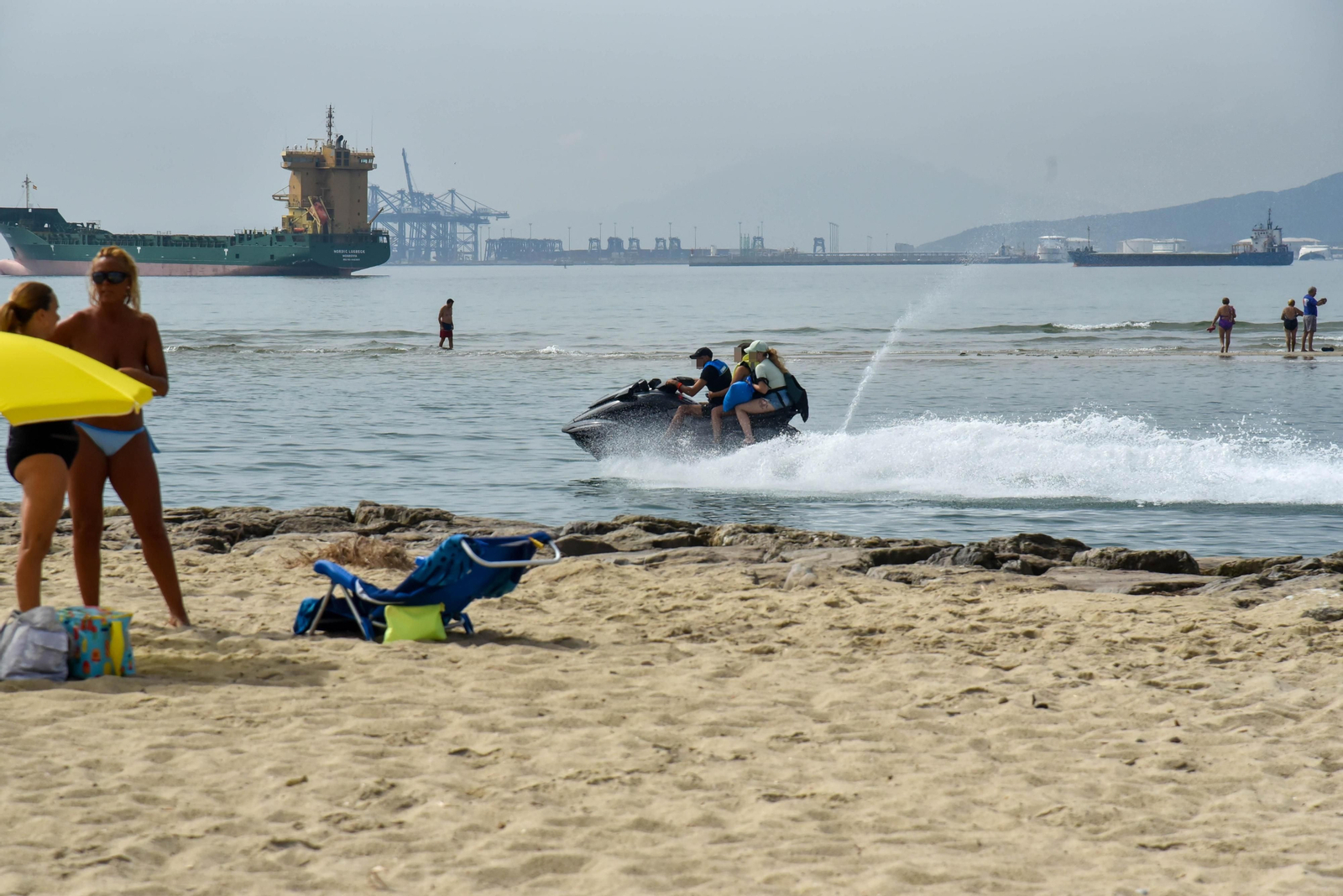 Tres personas en una moto de agua entre Palmones y El Rinconcillo.