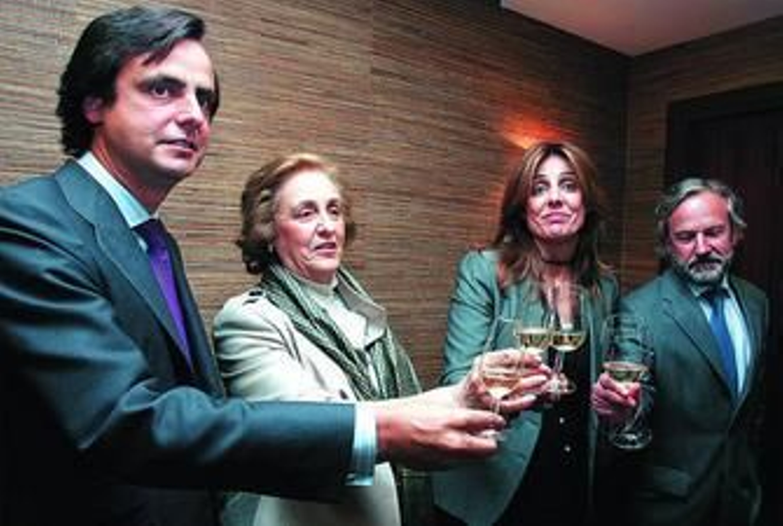 Teresa Rivero, ayer en el brindis tras la presentación arropada por sus hijos Alfonso y Paloma Ruiz-Mateos, y por el director técnico, Luis Arroyo.