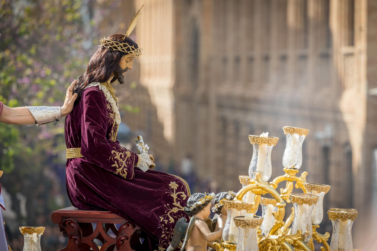 Imágenes de la salida de Cigarreras en la Semana Santa de Cádiz 2025
