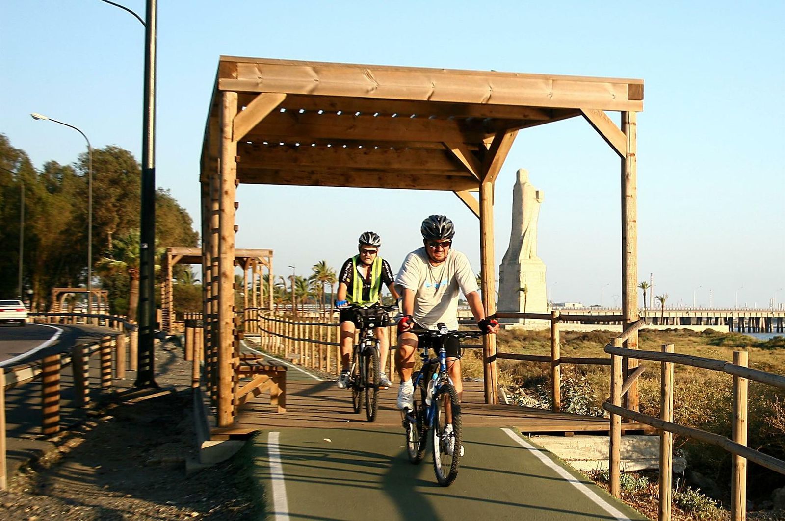 Dos ciudadanos se desplazan en bicicleta.