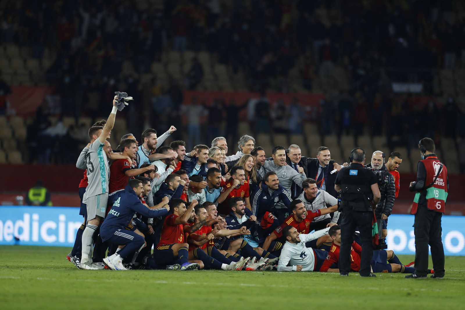 Jugadores y cuerpo técnico celebran la victoria en La Cartuja.