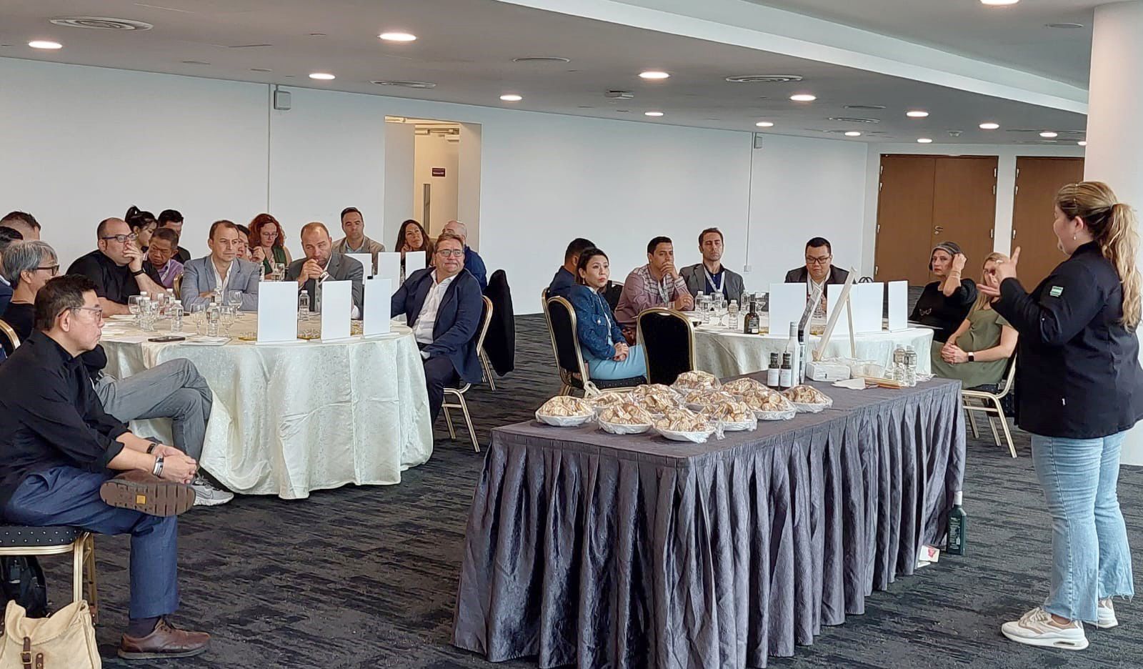 Cata de aceites organizados por Extenda en el marco del 'Spanish Serenade' de Singapur.