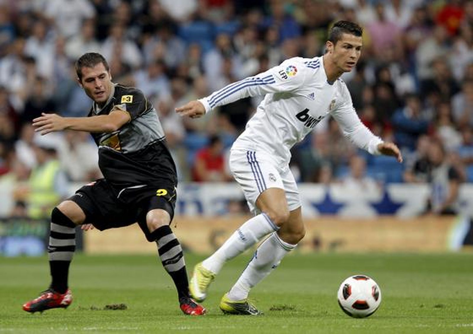 El Real Madrid gana al Espanyol en el Bernabéu. / EFE