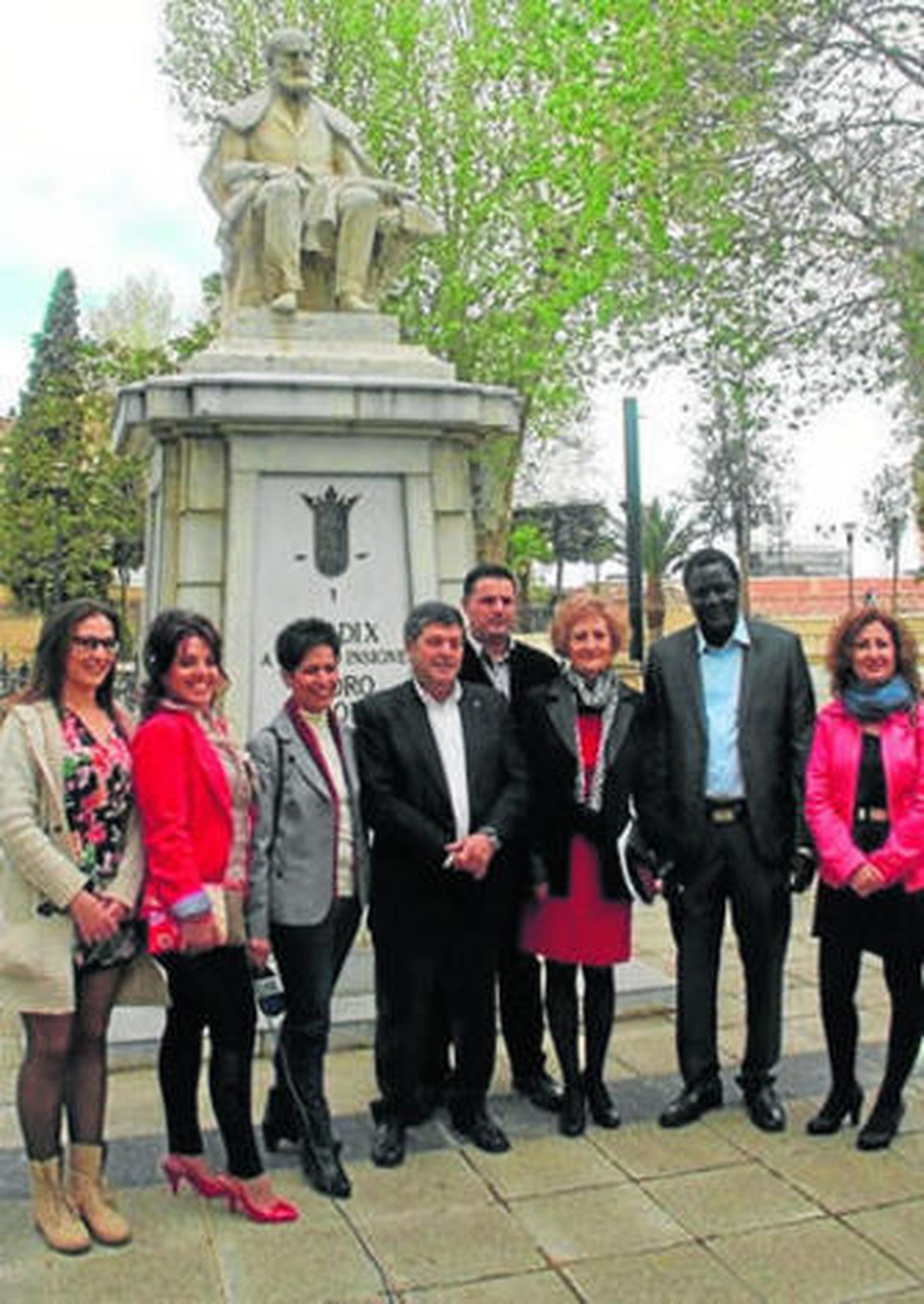 Valenzuela posa junto a los integrantes de su candidatura.