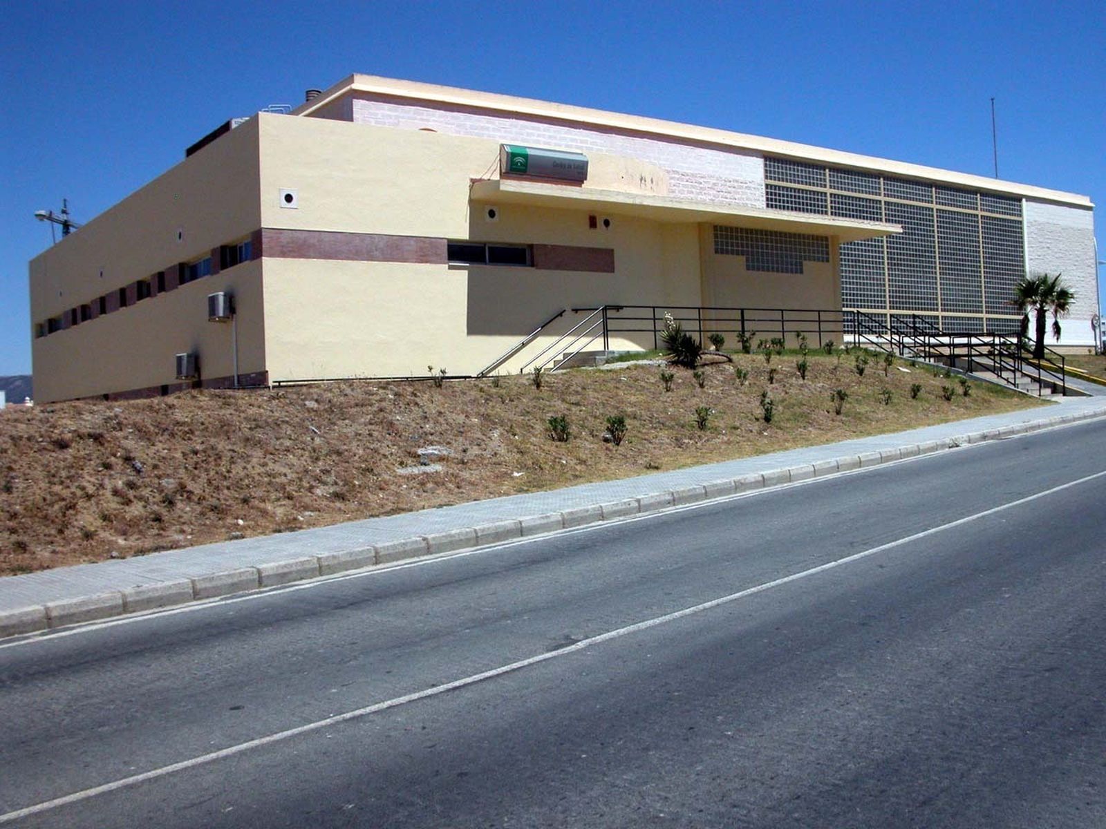 Fachada del centro de salud de Tarifa.