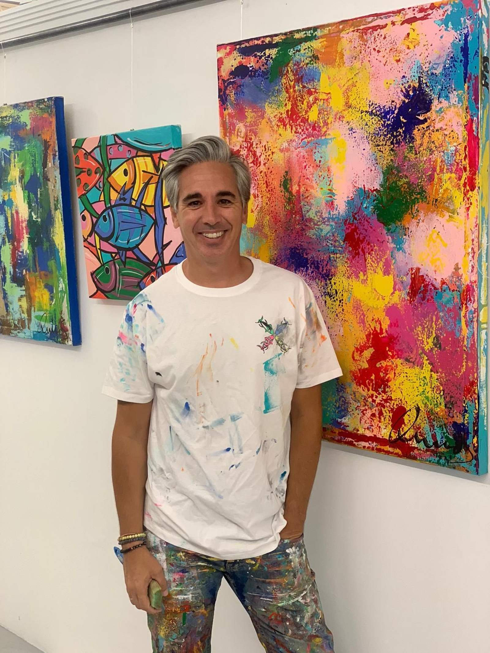Fernando Quirós, con alguna de sus obras. Fernando Quirós, con alguna de sus obras.
