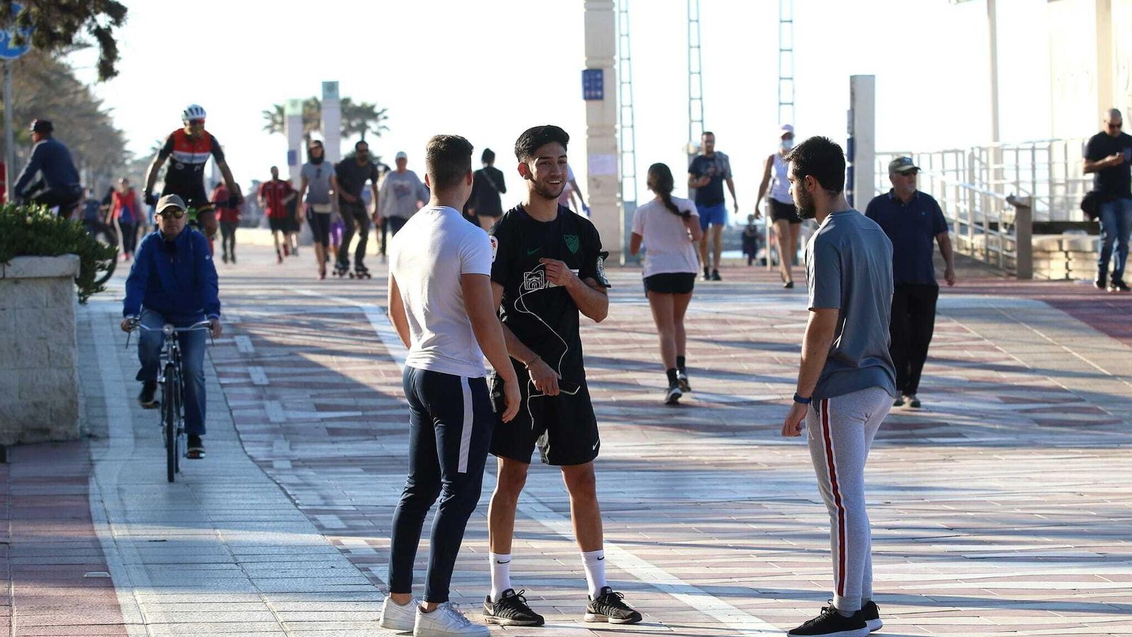 Jóvenes hablando, contraviniendo las órdenes de Sanidad.