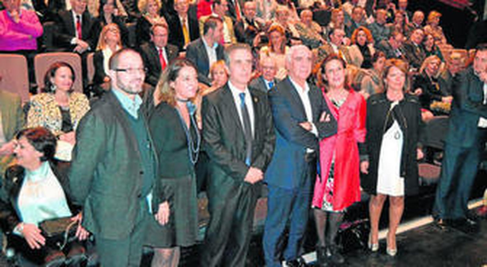 El consejero de Cultura, Luciano Alonso, en el centro, ayer en la inauguración del Auditorio.