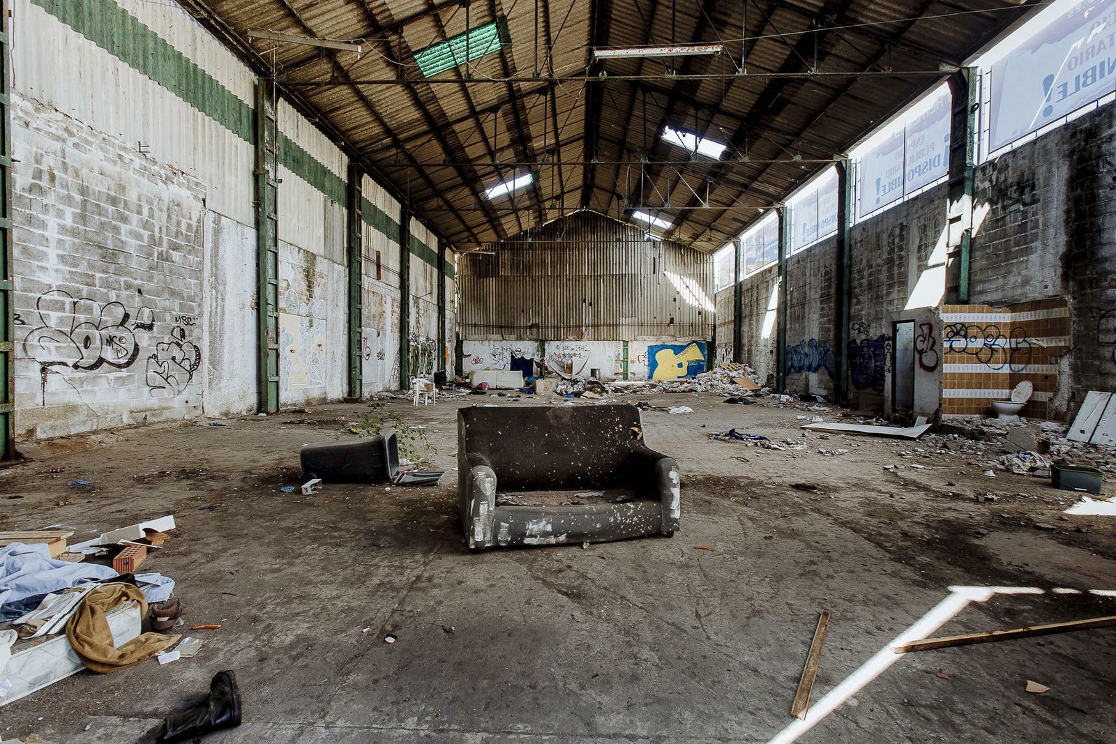 Una nave abandonada en el polígono exterior de la Zona Franca