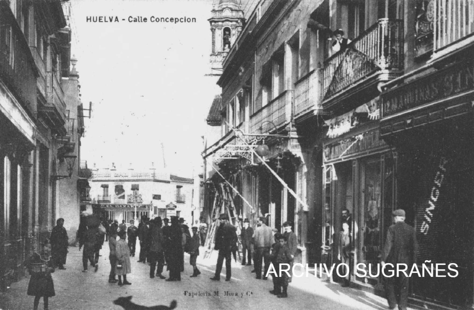 El Casino de Huelva está en la derecha del que se ve el trabajo de forja para el toldo.