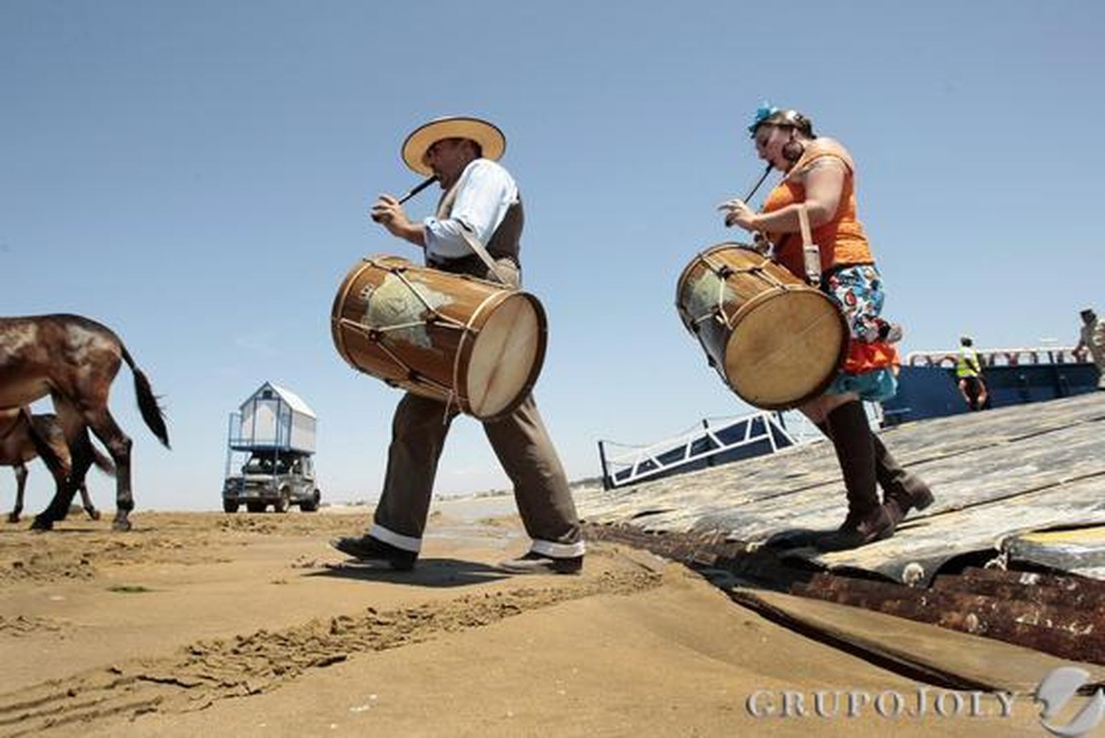 El Simpecado de la capital inicia su camino mientras las primeras hermandades gaditanas alcanzan Bajo de Guía. 

Foto: Fito Carreto