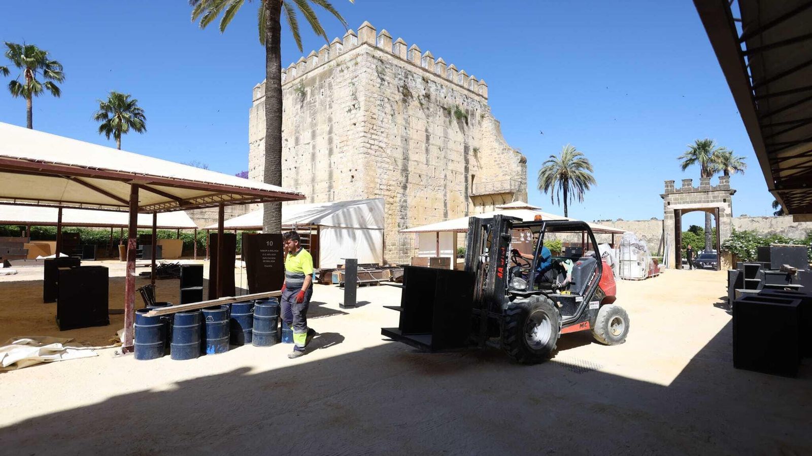 Imagen del montaje de las carpas para Vinoble en el patio de San Fernando.