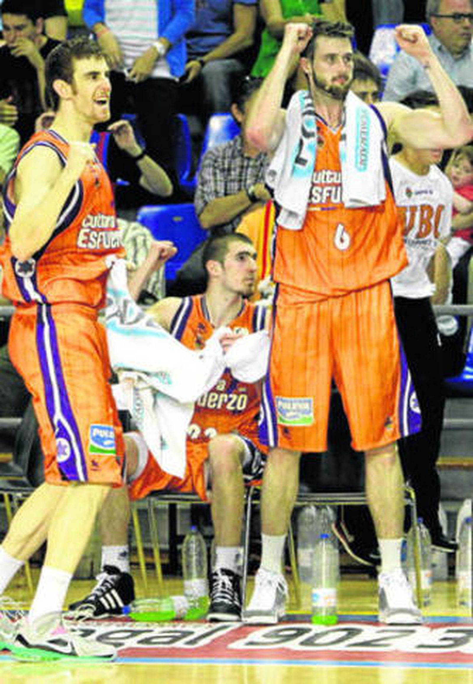 El banquillo del Valencia celebra una canasta de su equipo.