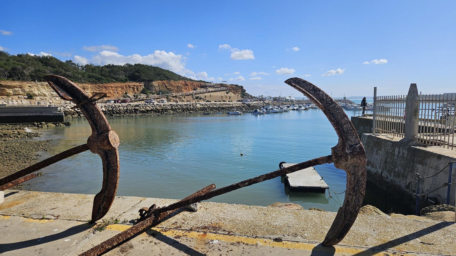 Anclas de almadraba en las instalaciones portuarias