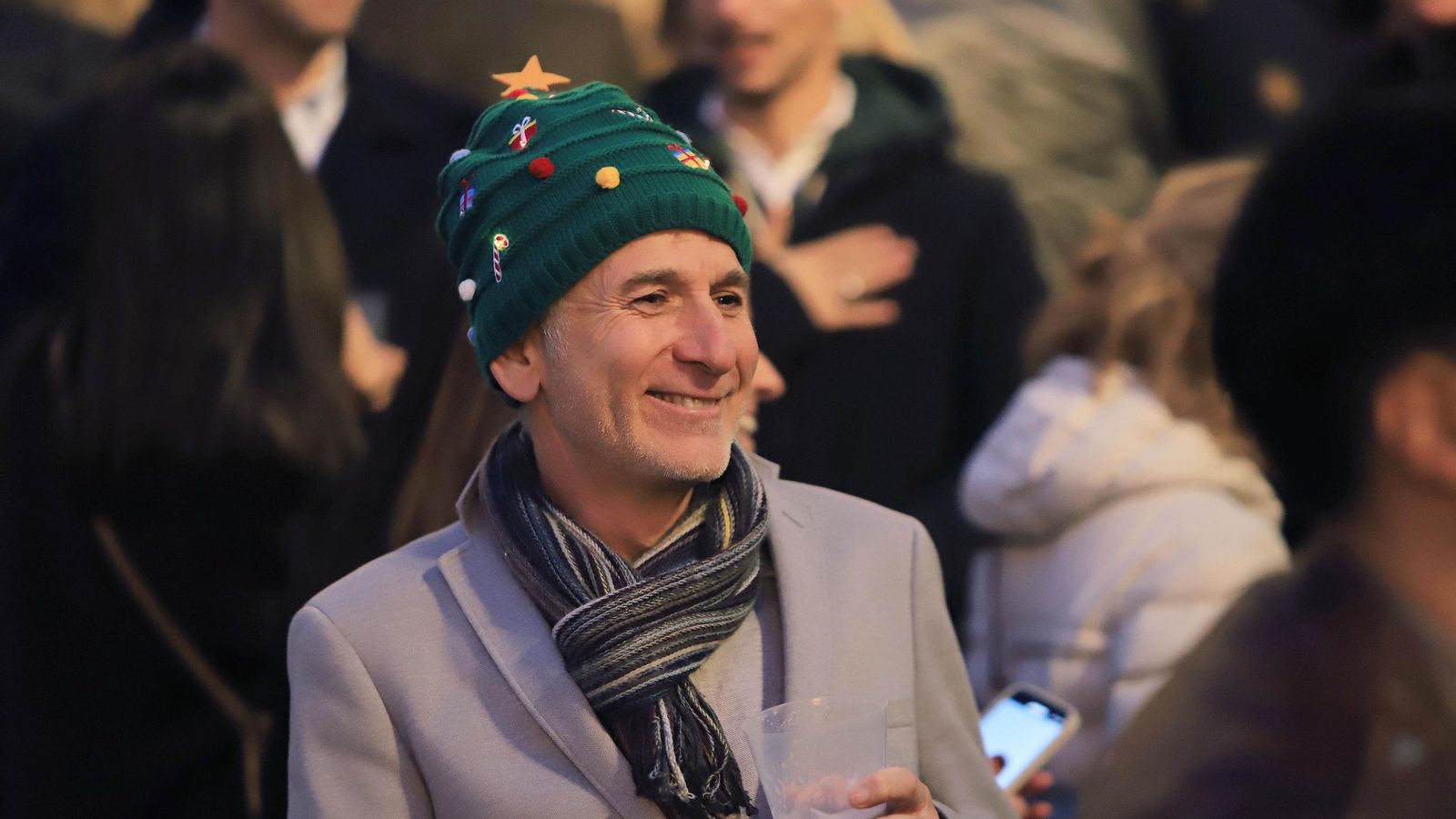 Un joven, con un gorro navideño.