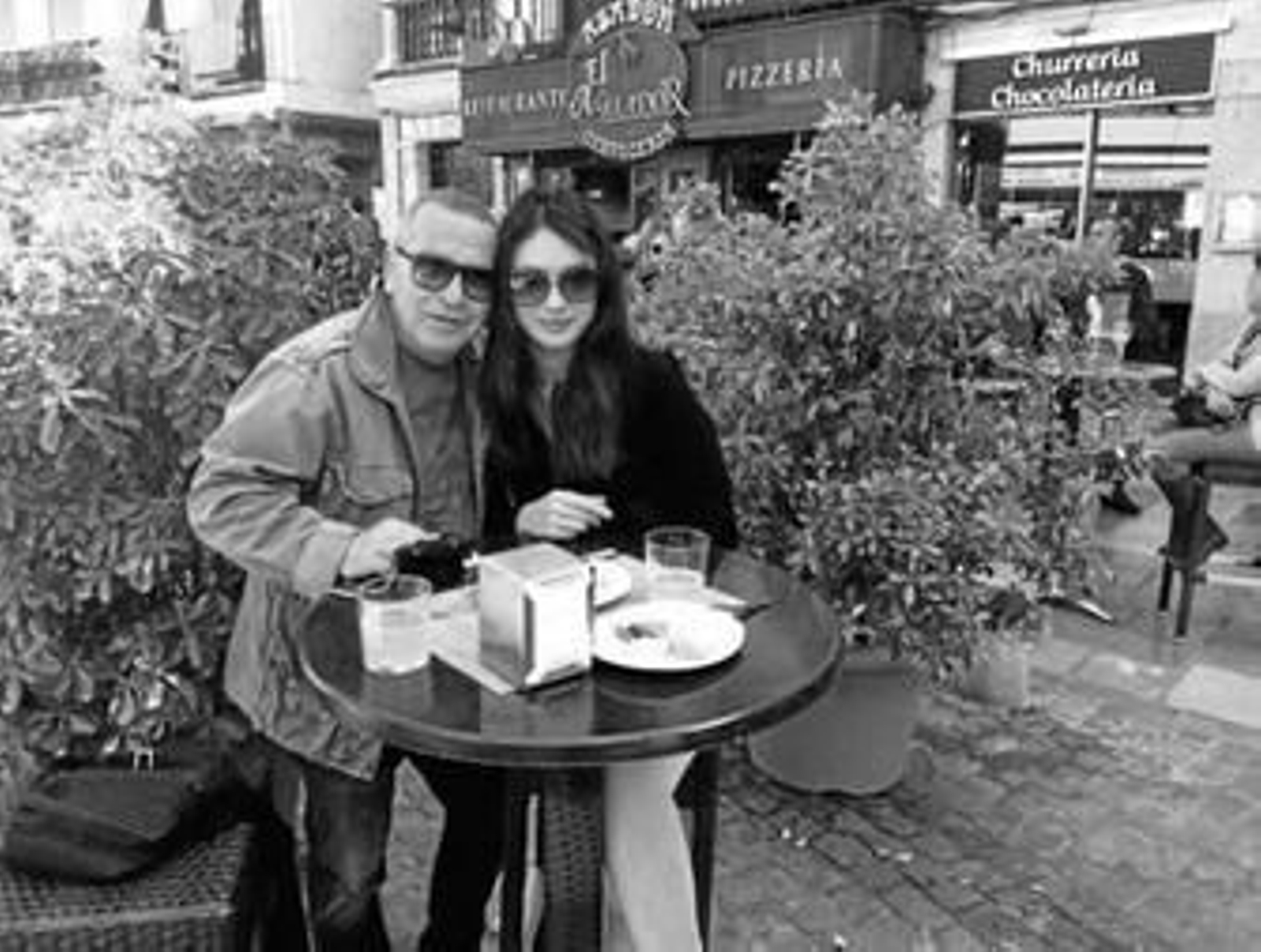 Kurylenko, ayer, en Plaza Bib-Rambla, junto al peluquero granadino Antonio Panizza.