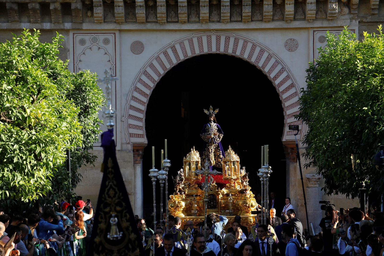 Las mejores fotos de los traslados de regreso de las hermandades tras el Magno Vía Crucis de Córdoba
