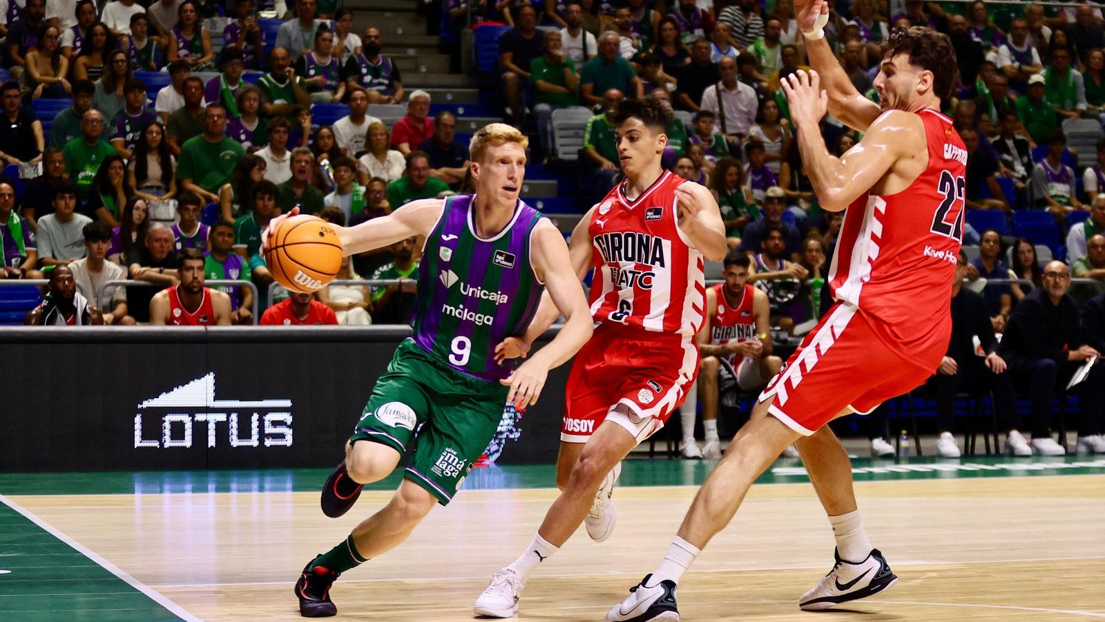 La fiesta previa del Unicaja: Subida de bandera, homenaje a Toñi García, nuevo videomarcador...
