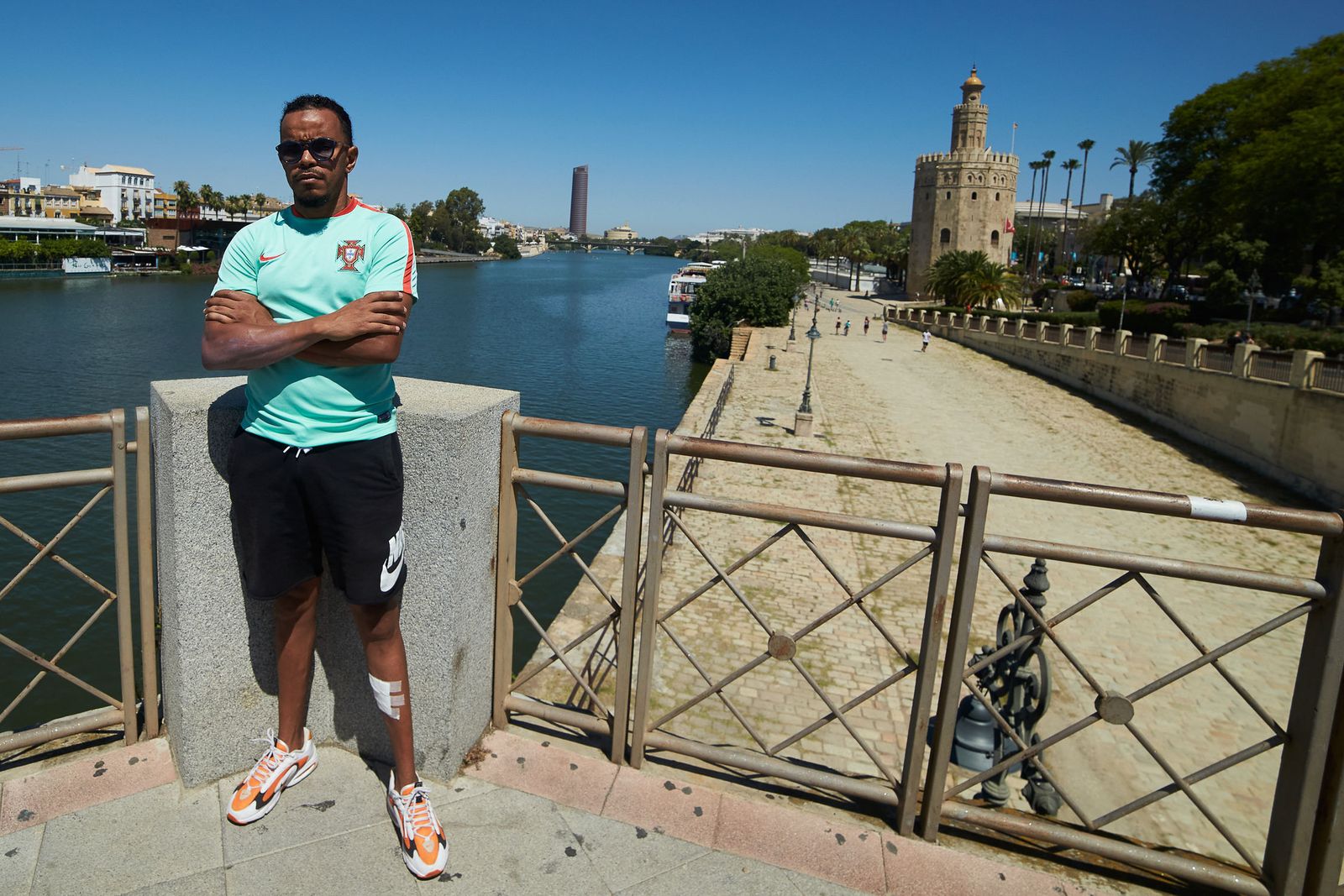 Imágenes de la convivencia entre belgas y portugueses por las calles de Sevilla.