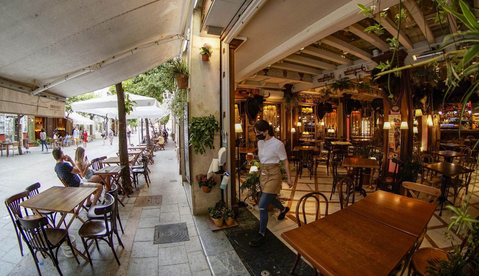 Terraza e interior de un bar de la remodelada calle Mateos Gago.