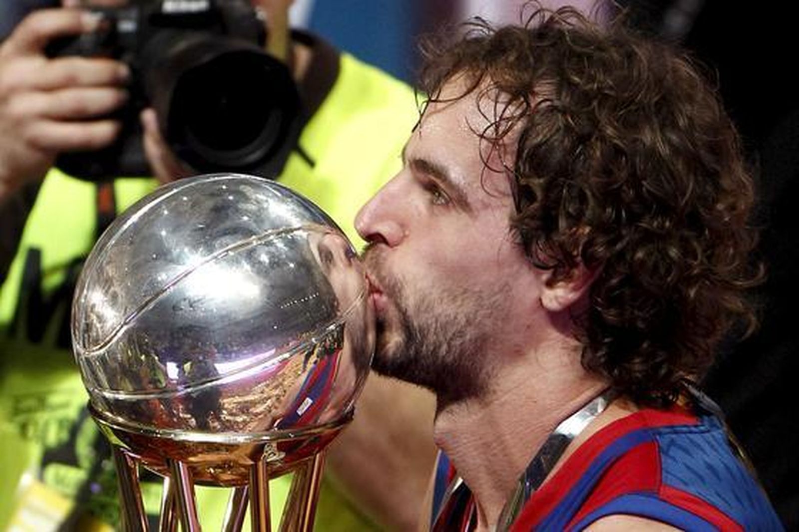 El Barcelona vence en la final de la Copa del Rey ante el Real Madrid por segundo año consecutivo  (68-60). / EFE