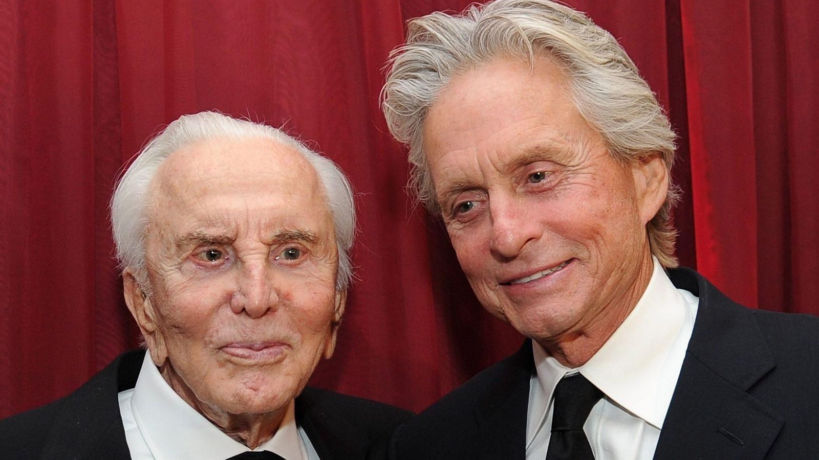 Michael Kirk Douglas junto a su padre.