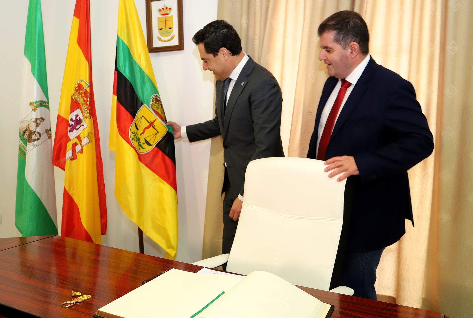 Imágenes de la visita del presidente de la Junta, Juanma Moreno a Jabugo, Ayuntamiento y sede de la DO Jabugo.