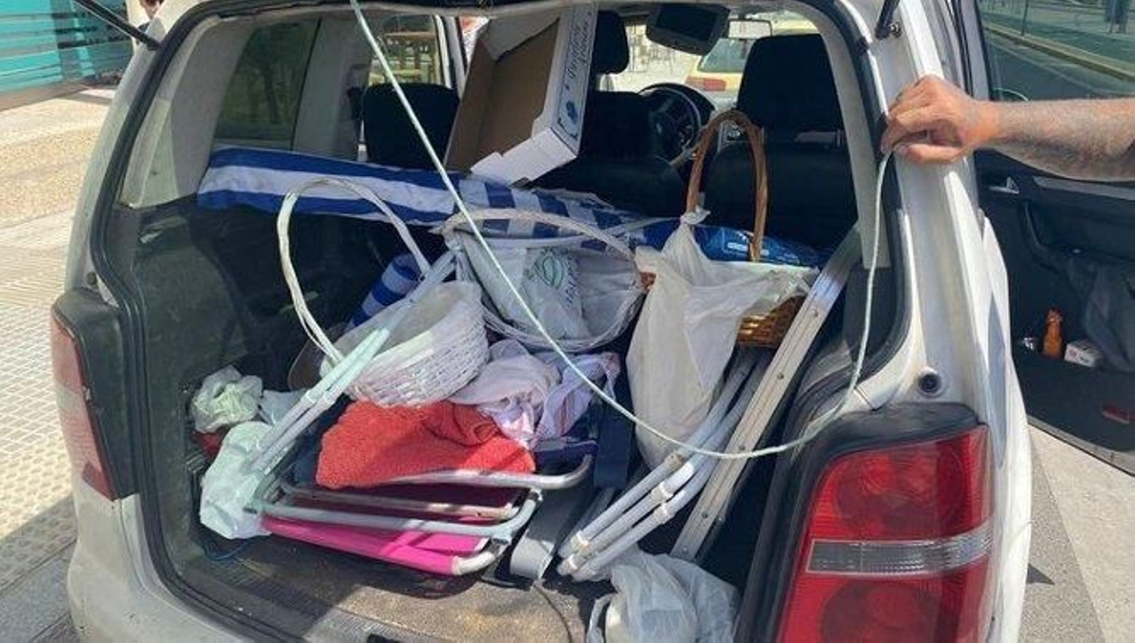 Interior del maletero, con la cesta de los camarones y una caja de los pasteles.