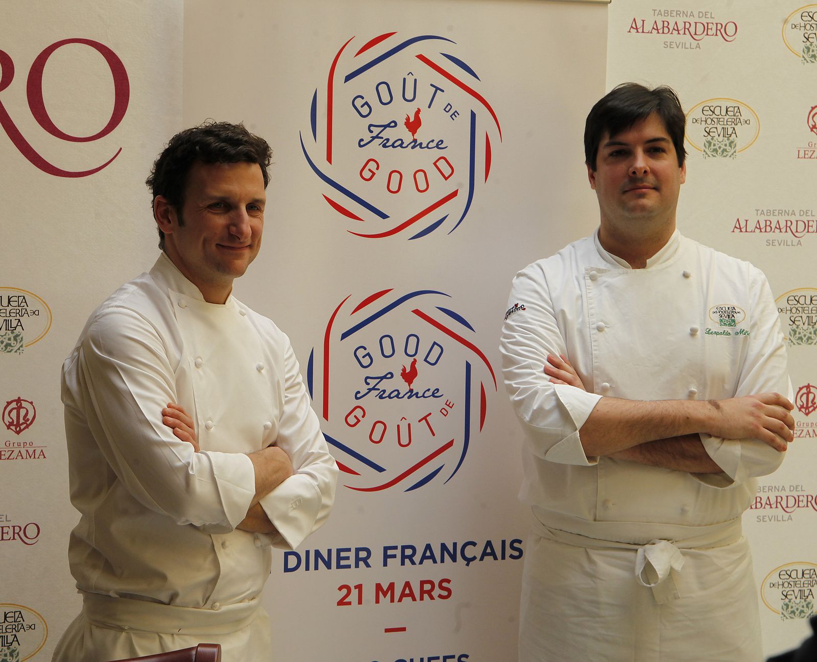 1. Christophe Saintagne, chef francés del restaurante Papillon (a la izquierda) y Leopoldo Núñez, jefe de cocina de la Taberna del Alabardero. 2. Atún rojo de almadraba con foie, uno de los platos del menú. 3. Foie-gras de la firma Maison Paris.