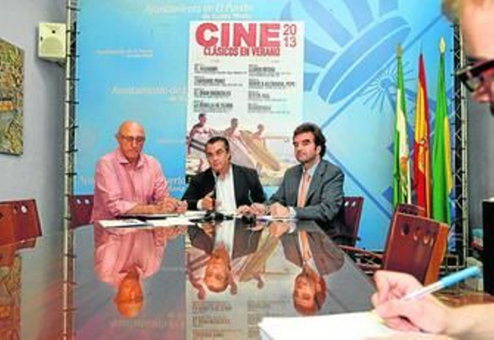 El alcalde junto al edil de Cultura, Millán Alegre, y el jefe de servicio de la Concejalía.