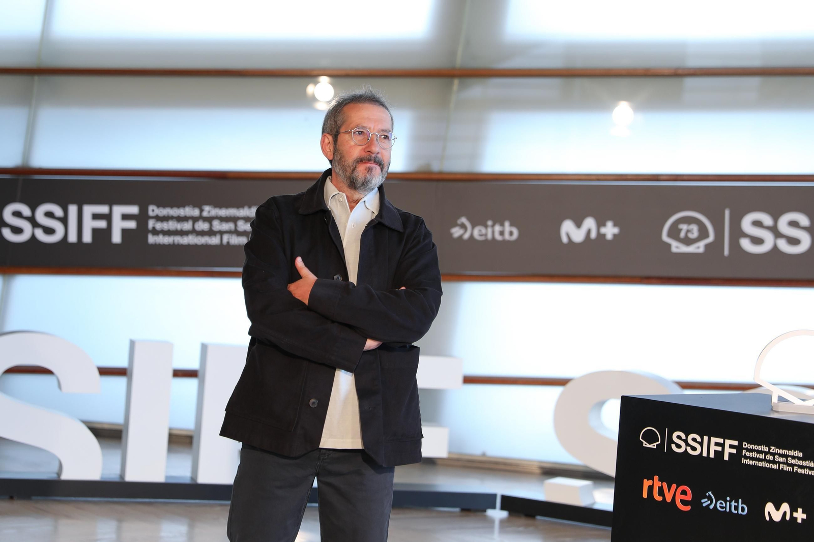 El prestigioso periodista Carles Porta pega el salto a la ficción con la serie '33 días', basada en hechos reales.