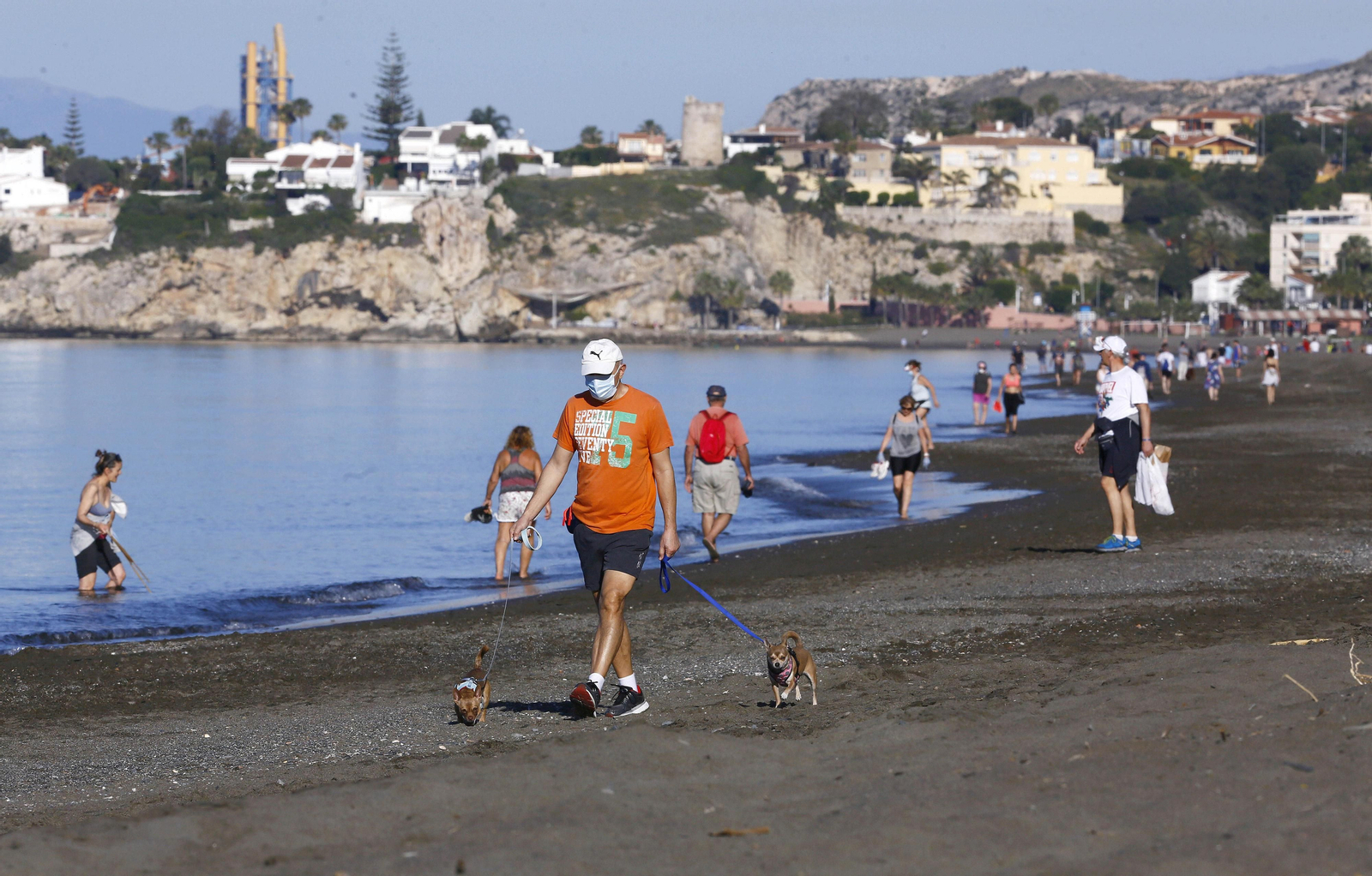 Runners y ciclistas salen al atardecer, en fotos