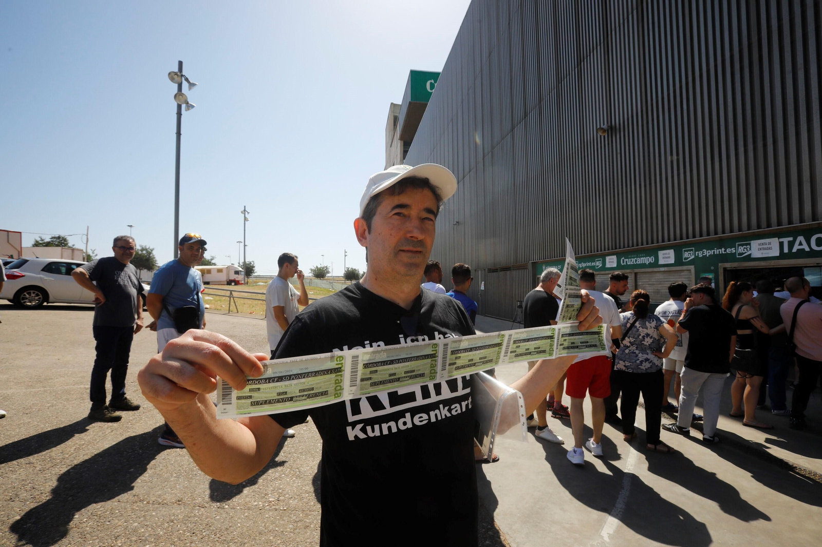 Colas en El Arcángel para hacerse con las entradas de los partidos del Córdoba CF ante la Ponferradina